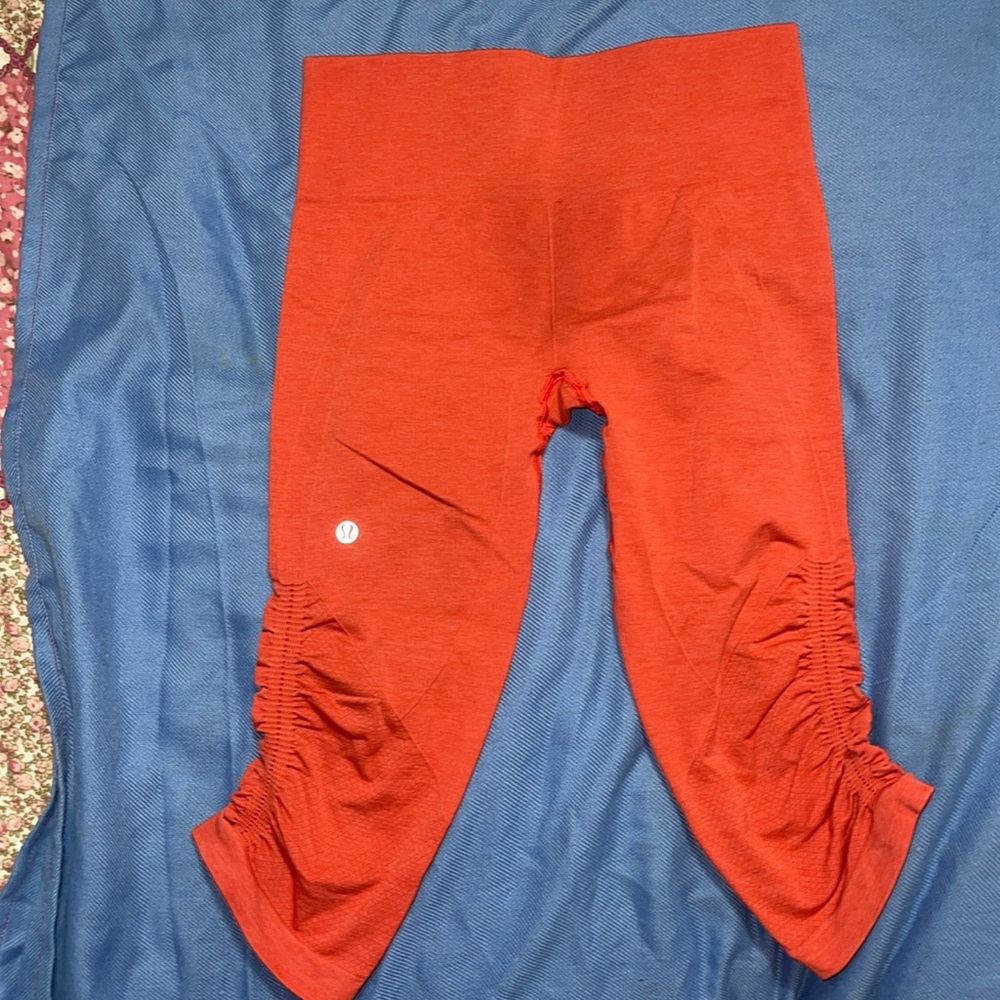 Lululemon Scrunch Leggings in mint condition very nice and stretchy